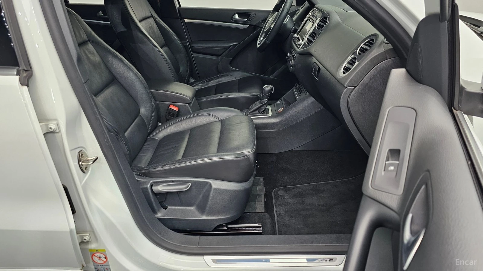 VW Tiguan 2.0 TDI R-Line* КОЖА* ПОДГРЕВ* ПАНО* КАМЕРА, снимка 9 - Автомобили и джипове - 55570431