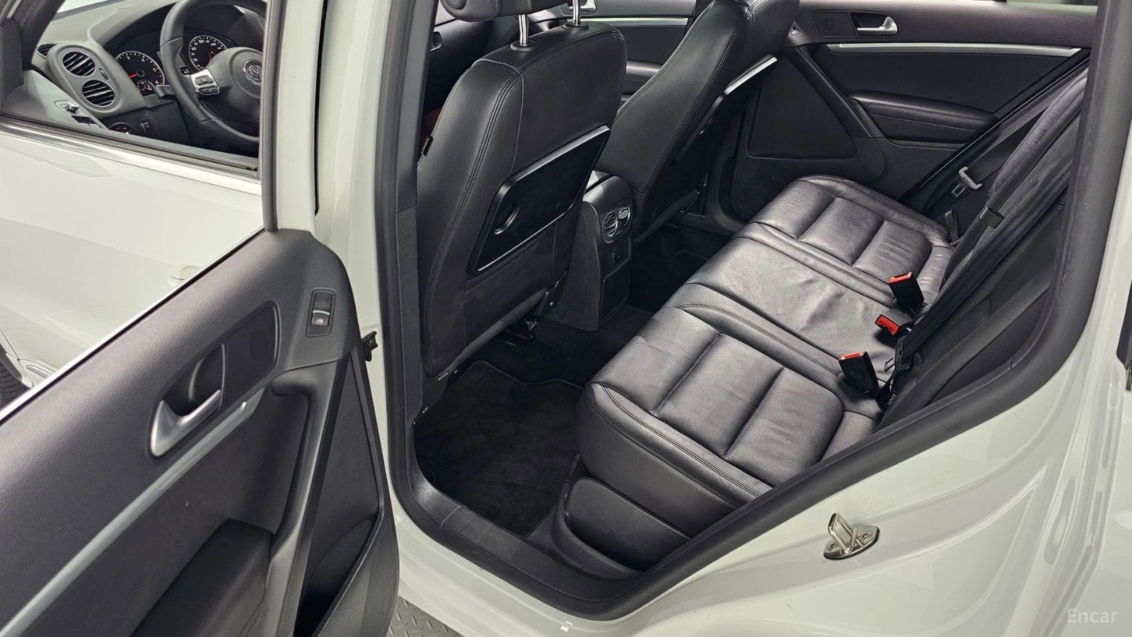 VW Tiguan 2.0 TDI R-Line* КОЖА* ПОДГРЕВ* ПАНО* КАМЕРА, снимка 10 - Автомобили и джипове - 55570431