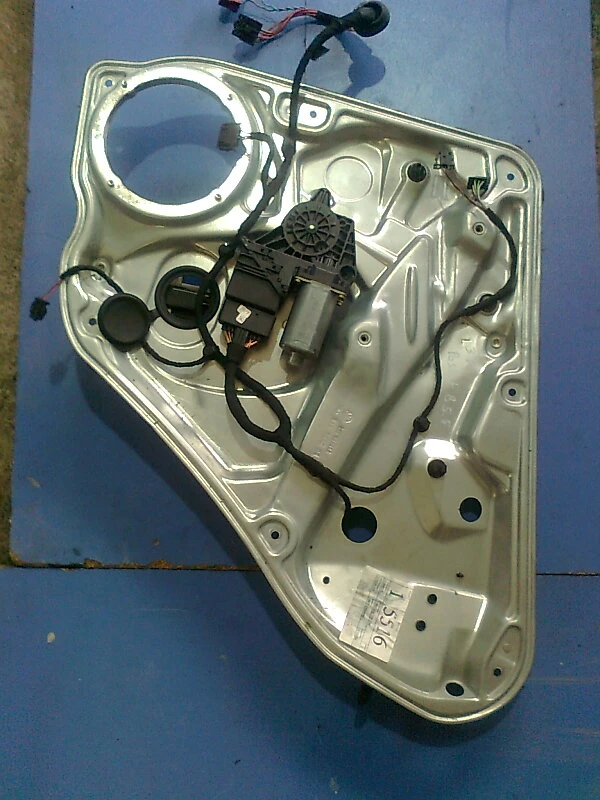 ел.машинка задно дясно стъкло Фолксваген Пасат Б5.5 ,стъклоповдигач