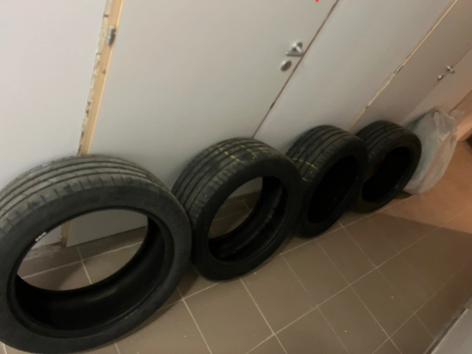 Гуми Летни 245/45R18, снимка 2 - Гуми и джанти - 54395697
