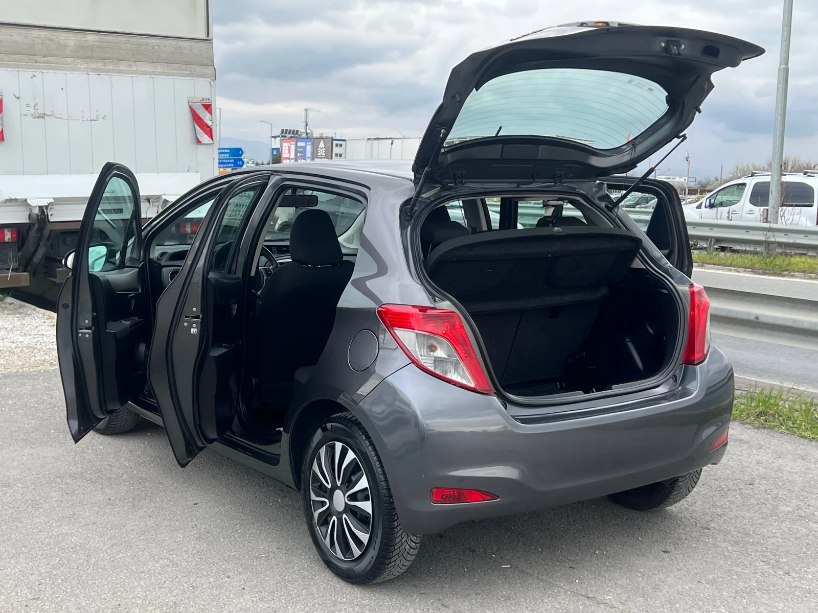 Toyota Yaris ЛИЗИНГ-КЛИМА-КАМЕРА, снимка 14 - Автомобили и джипове - 54008324