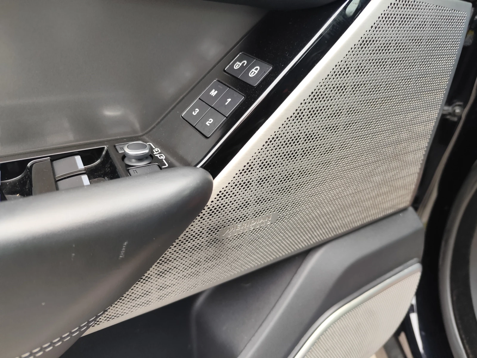 Land Rover Range Rover Velar 2.0D* 4X4* АВТОМАТИК* EURO6B* NAVI* LED* ПАНОРАМА*, снимка 6 - Автомобили и джипове - 53888712