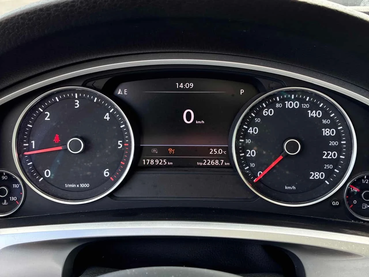 VW Touareg * 4dr TDI * АВТОКРЕДИТ БЕЗ ПЪРВОНААЛНА ВНОСКА* , снимка 8 - Автомобили и джипове - 54992854