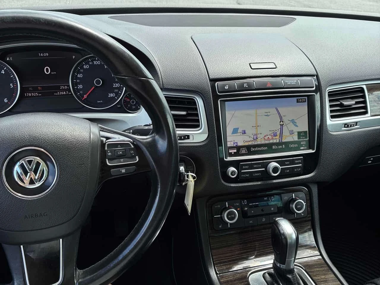 VW Touareg * 4dr TDI * АВТОКРЕДИТ БЕЗ ПЪРВОНААЛНА ВНОСКА* , снимка 9 - Автомобили и джипове - 54992854