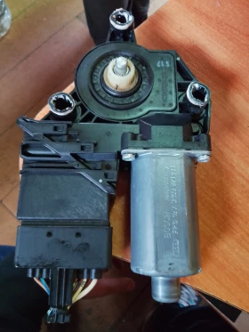 1K0959795AA моторче задно ляво за голф 5 плюс 5М0839401D