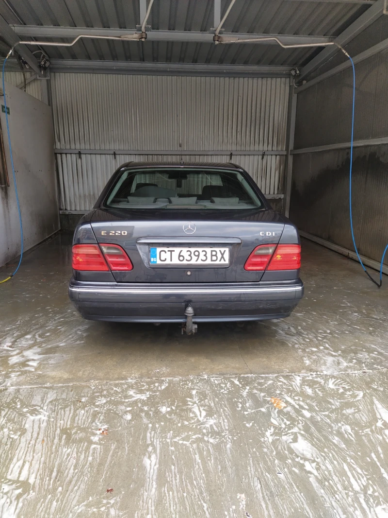 Mercedes-Benz E 220, снимка 4 - Автомобили и джипове - 48505601