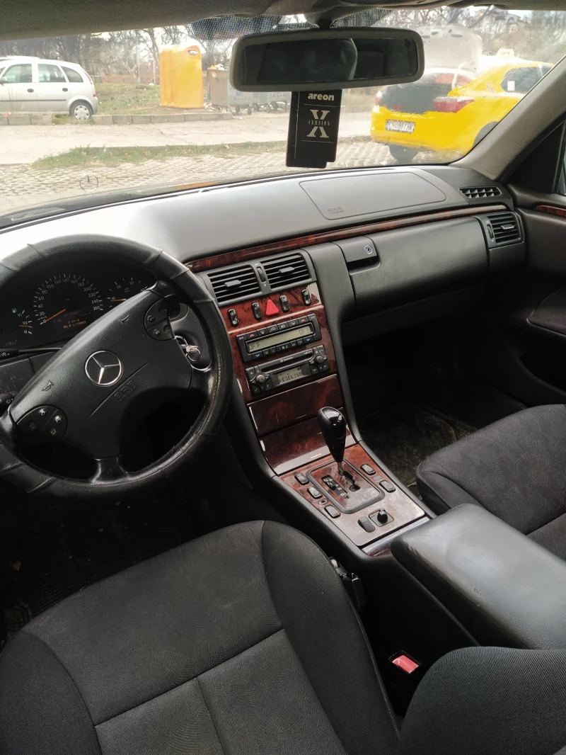 Mercedes-Benz E 220, снимка 5 - Автомобили и джипове - 48505601