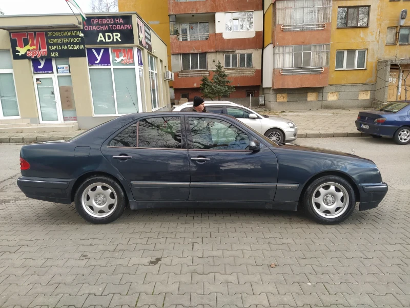 Mercedes-Benz E 220, снимка 2 - Автомобили и джипове - 48505601