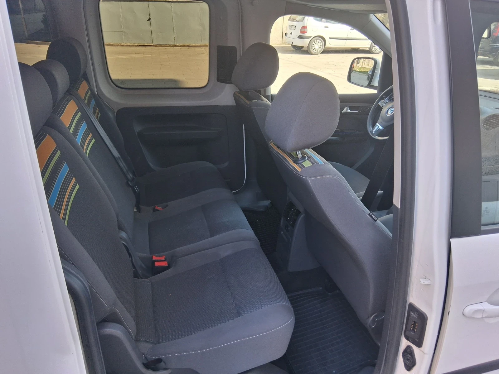 VW Caddy 2.0 TDI 140 кс 5 места, снимка 11 - Автомобили и джипове - 53746300