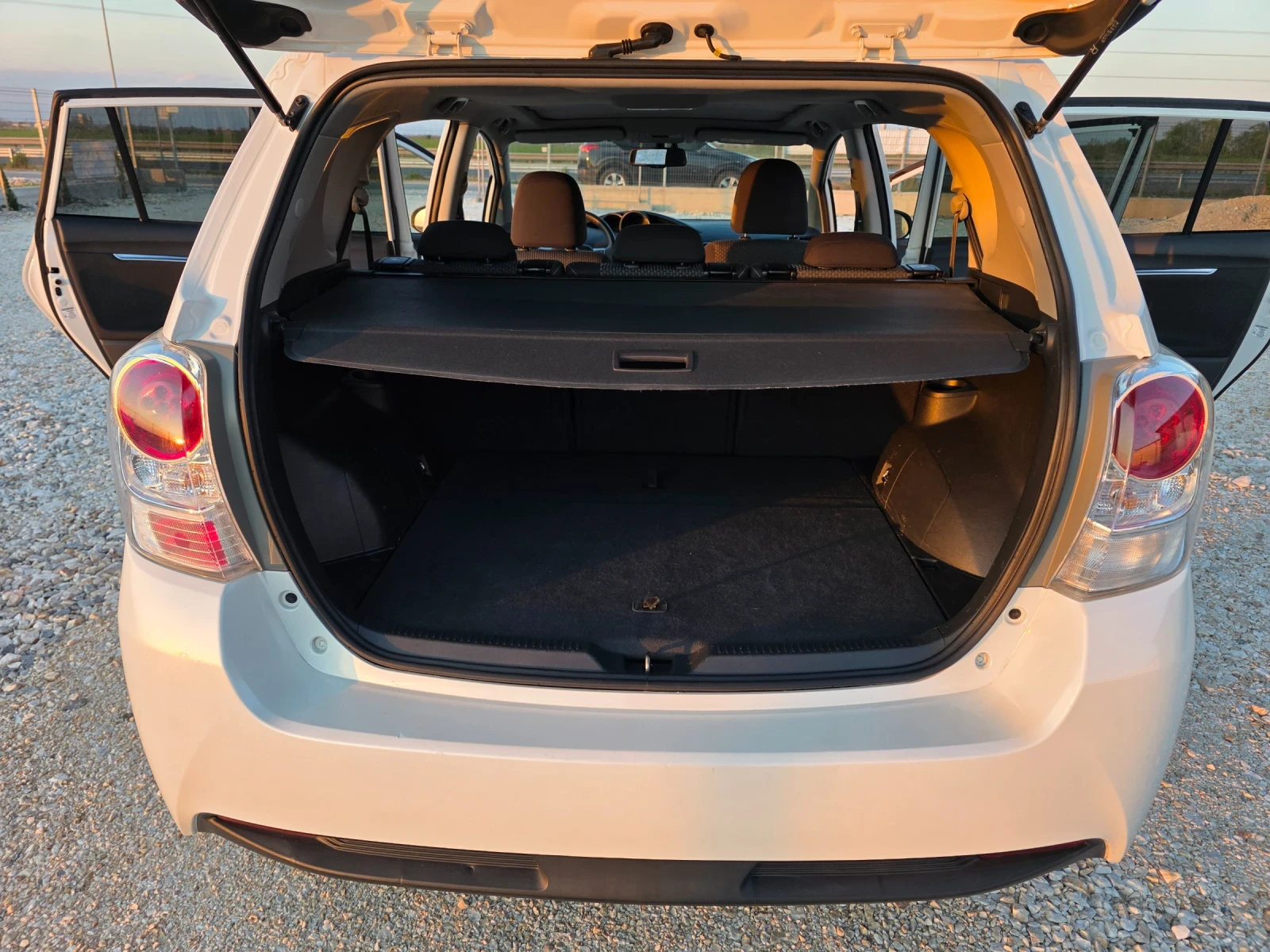 Toyota Verso 2.0 D4D Панорама Navi Камера, снимка 11 - Автомобили и джипове - 54259924