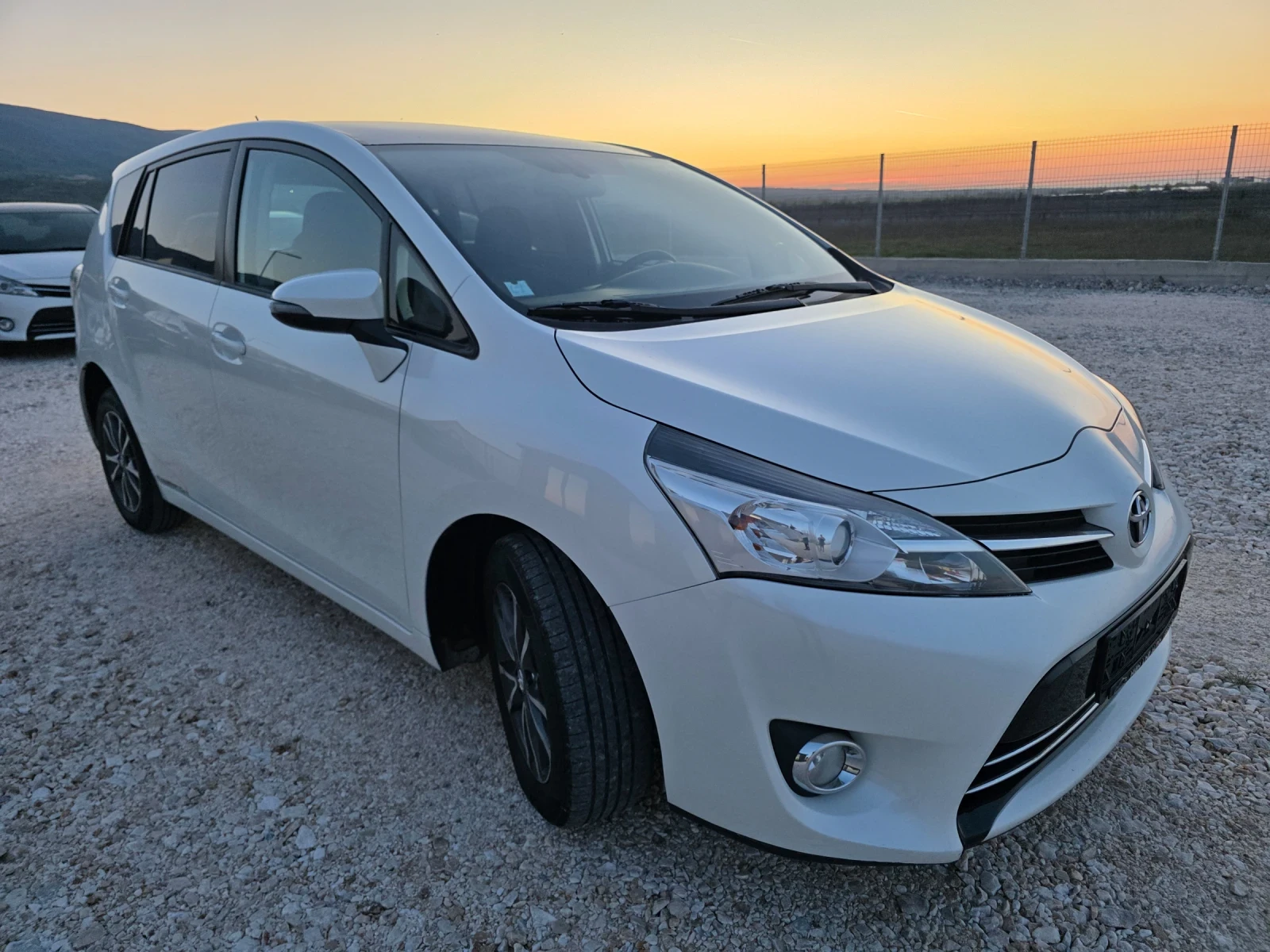 Toyota Verso 2.0 D4D Панорама Navi Камера, снимка 3 - Автомобили и джипове - 54259924