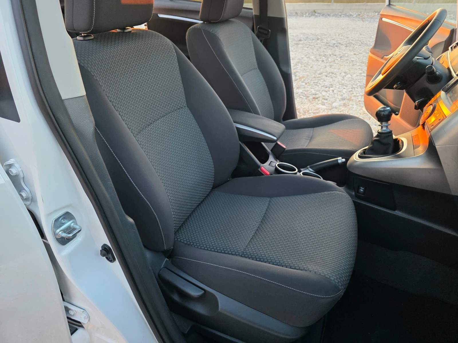 Toyota Verso 2.0 D4D Панорама Navi Камера, снимка 8 - Автомобили и джипове - 54259924