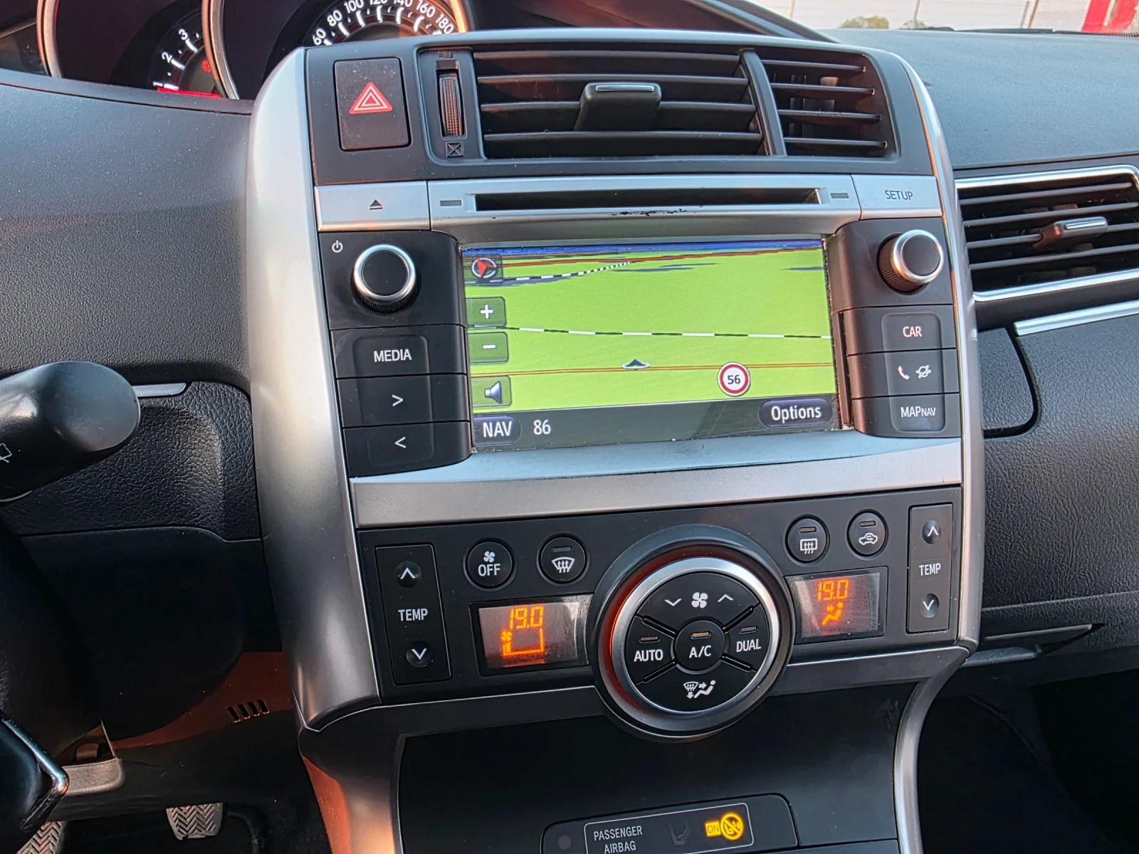 Toyota Verso 2.0 D4D Панорама Navi Камера, снимка 13 - Автомобили и джипове - 54259924