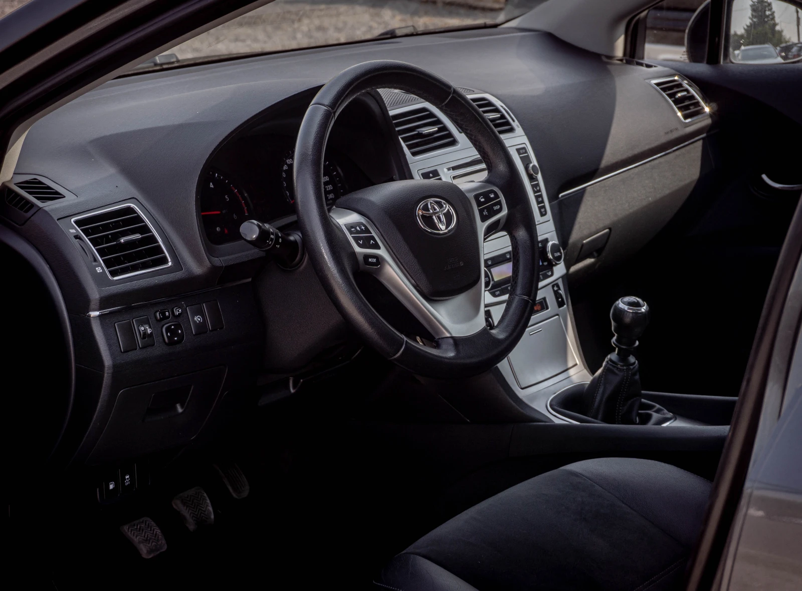Toyota Avensis 2.0 D-4D AL KANTARA | С ГАРАНЦИЯ!, снимка 6 - Автомобили и джипове - 56021043