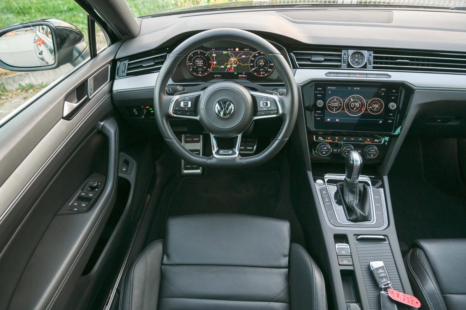 VW Passat 2.0TDI* R-LINE* КАМЕРА* Matrix* FULL* Germany - изображение 9