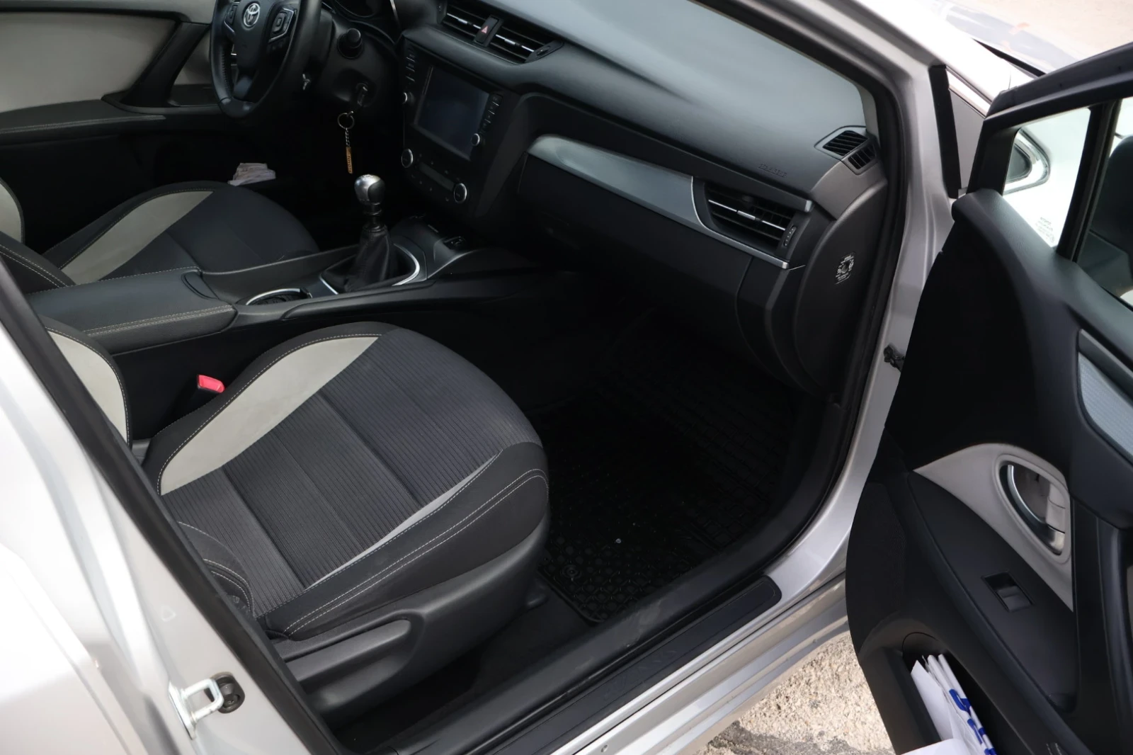 Toyota Avensis  - изображение 5