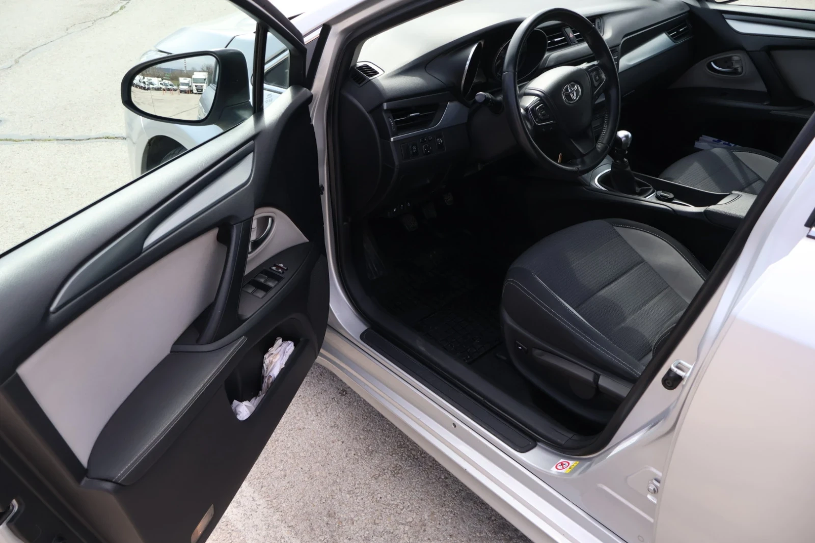 Toyota Avensis  - изображение 4