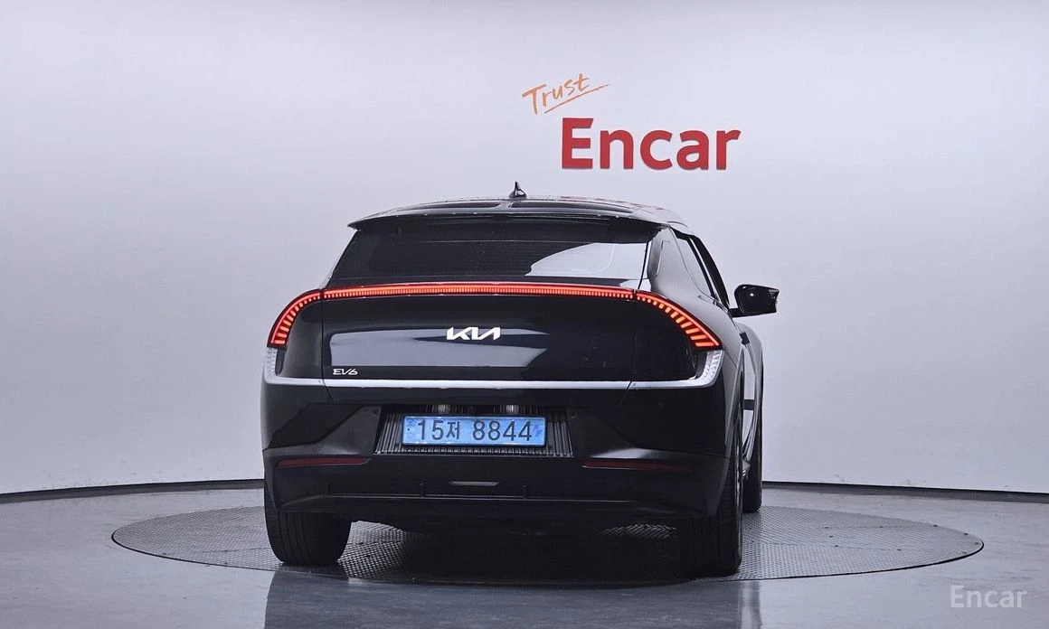 Kia EV6 * 4WD* КОЖА* ПОДГРЕВ* ОБДУХВАНЕ* КАМЕРА* , снимка 4 - Автомобили и джипове - 53977672