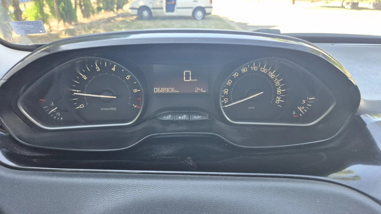 Peugeot 208, снимка 11 - Автомобили и джипове - 55467077