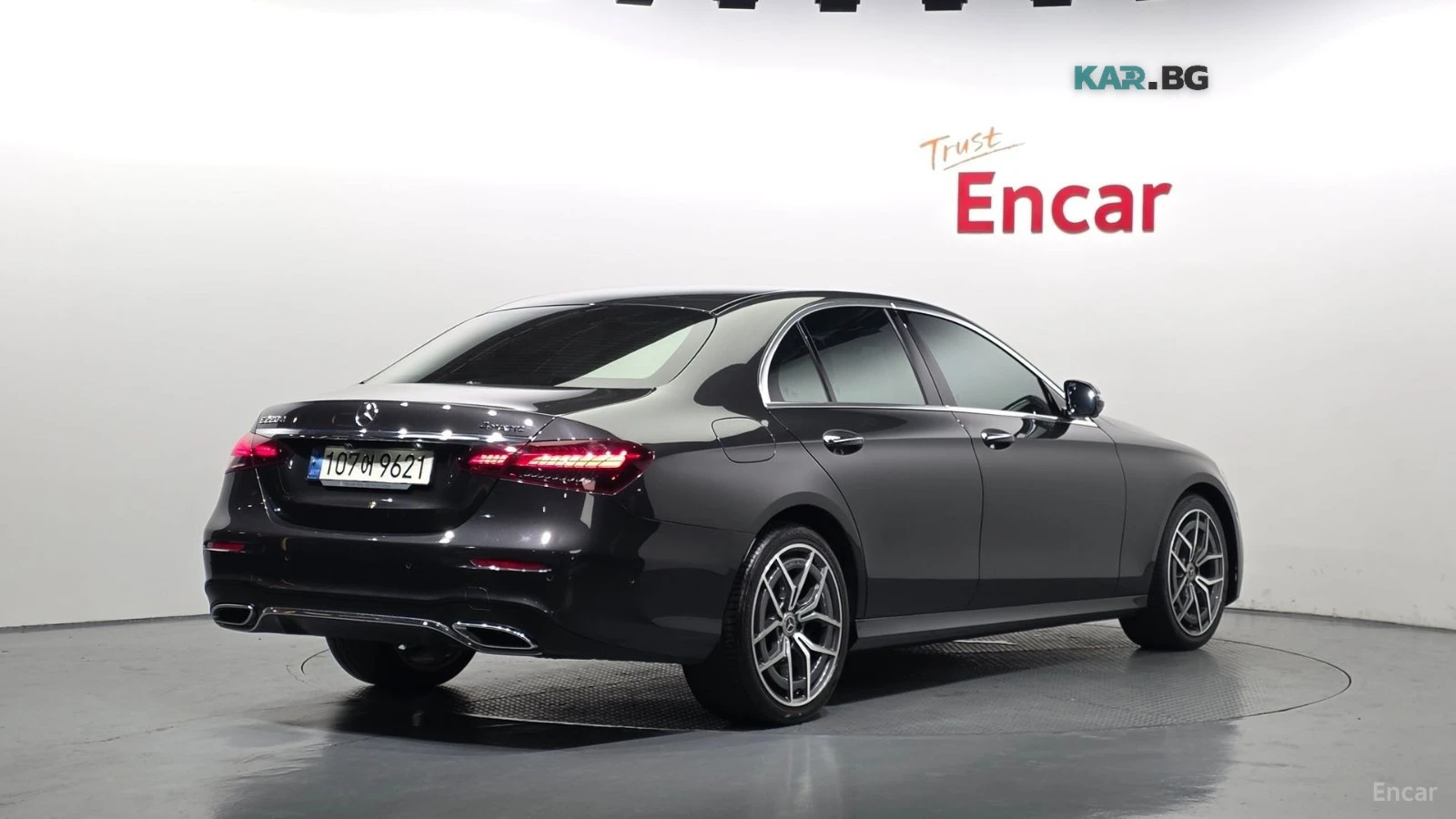 Mercedes-Benz E 220 4MATIC AMG* HUD* 360* КОЖА* НАВИ* ПАНО, снимка 2 - Автомобили и джипове - 56236924