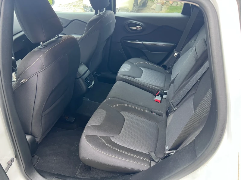 Jeep Cherokee 2.0 4x4 Navi, снимка 9 - Автомобили и джипове - 52290983