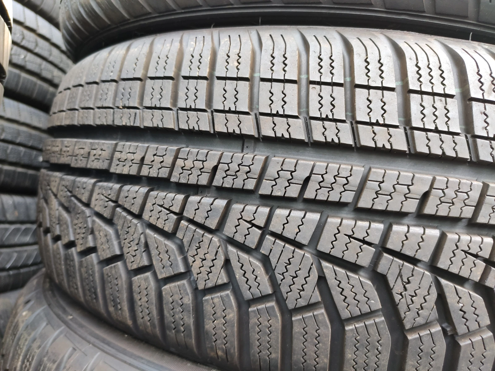 Гуми Зимни 205/55R17, снимка 4 - Гуми и джанти - 55477937