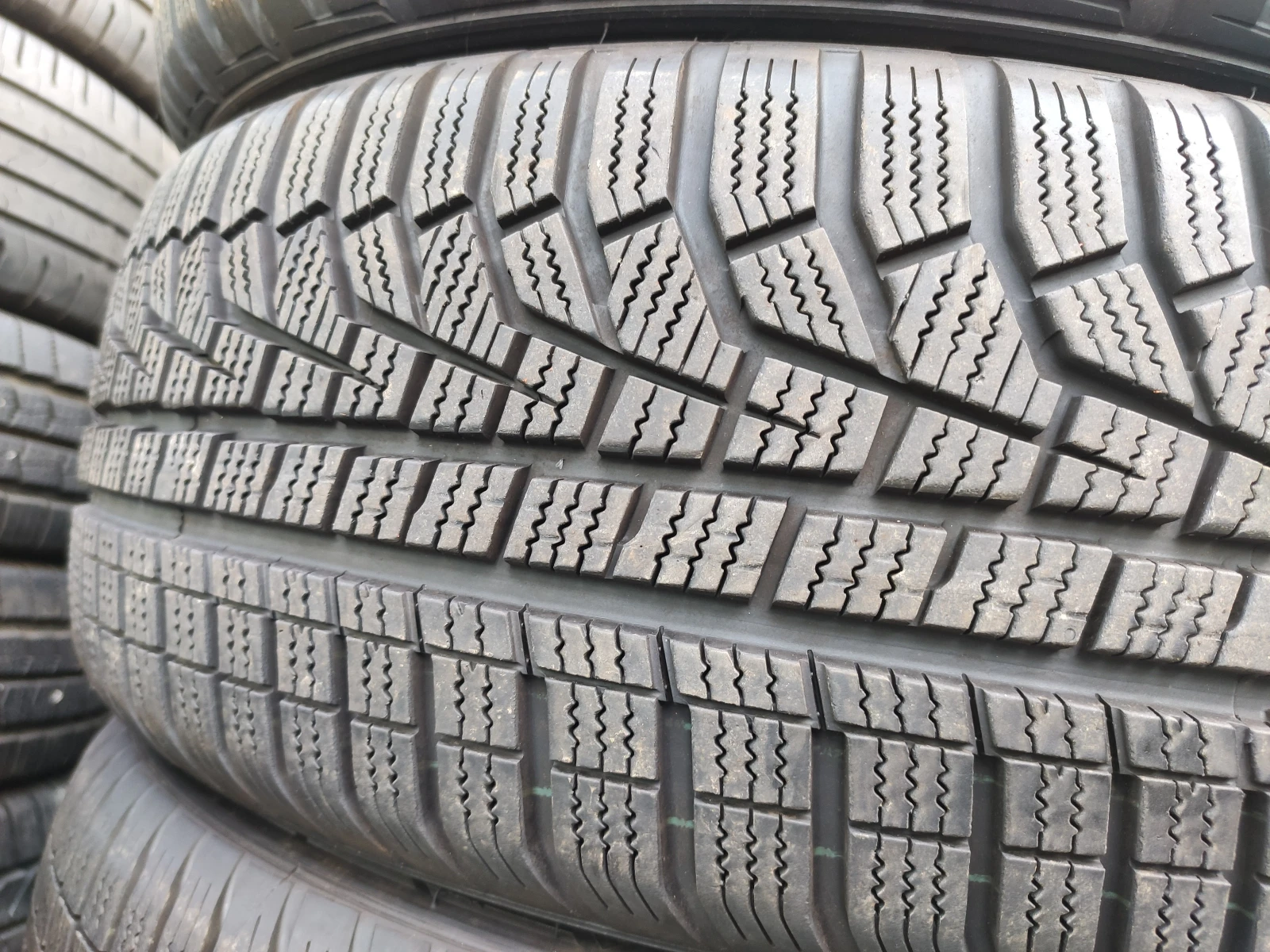 Гуми Зимни 205/55R17, снимка 3 - Гуми и джанти - 55477937