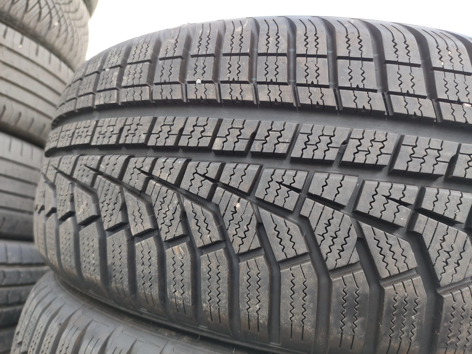 Гуми Зимни 205/55R17, снимка 2 - Гуми и джанти - 55477937