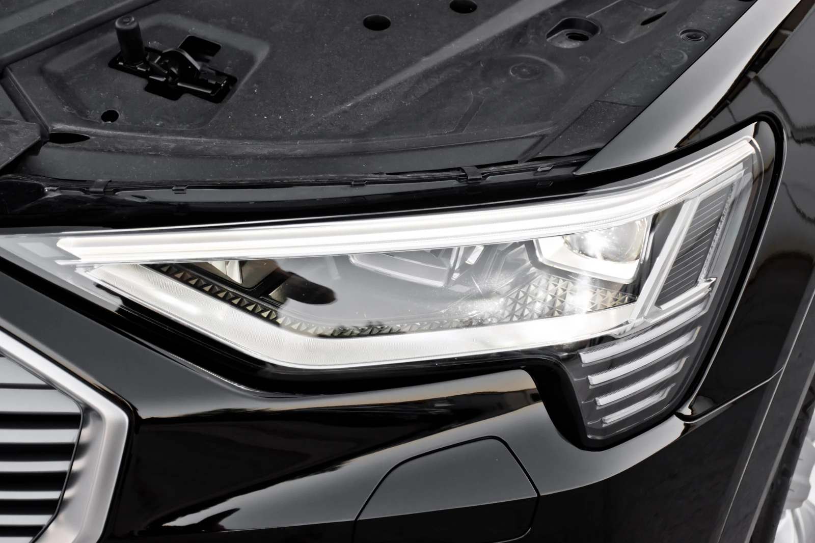 Audi E-Tron 55 с Пълна Гаранция - изображение 8