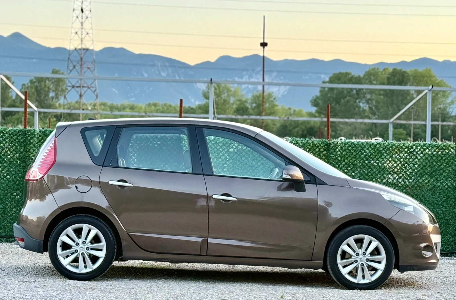 Renault Scenic 1.9DCi //KEYLESS GO* NAVI* ITALY, снимка 8 - Автомобили и джипове - 54840305