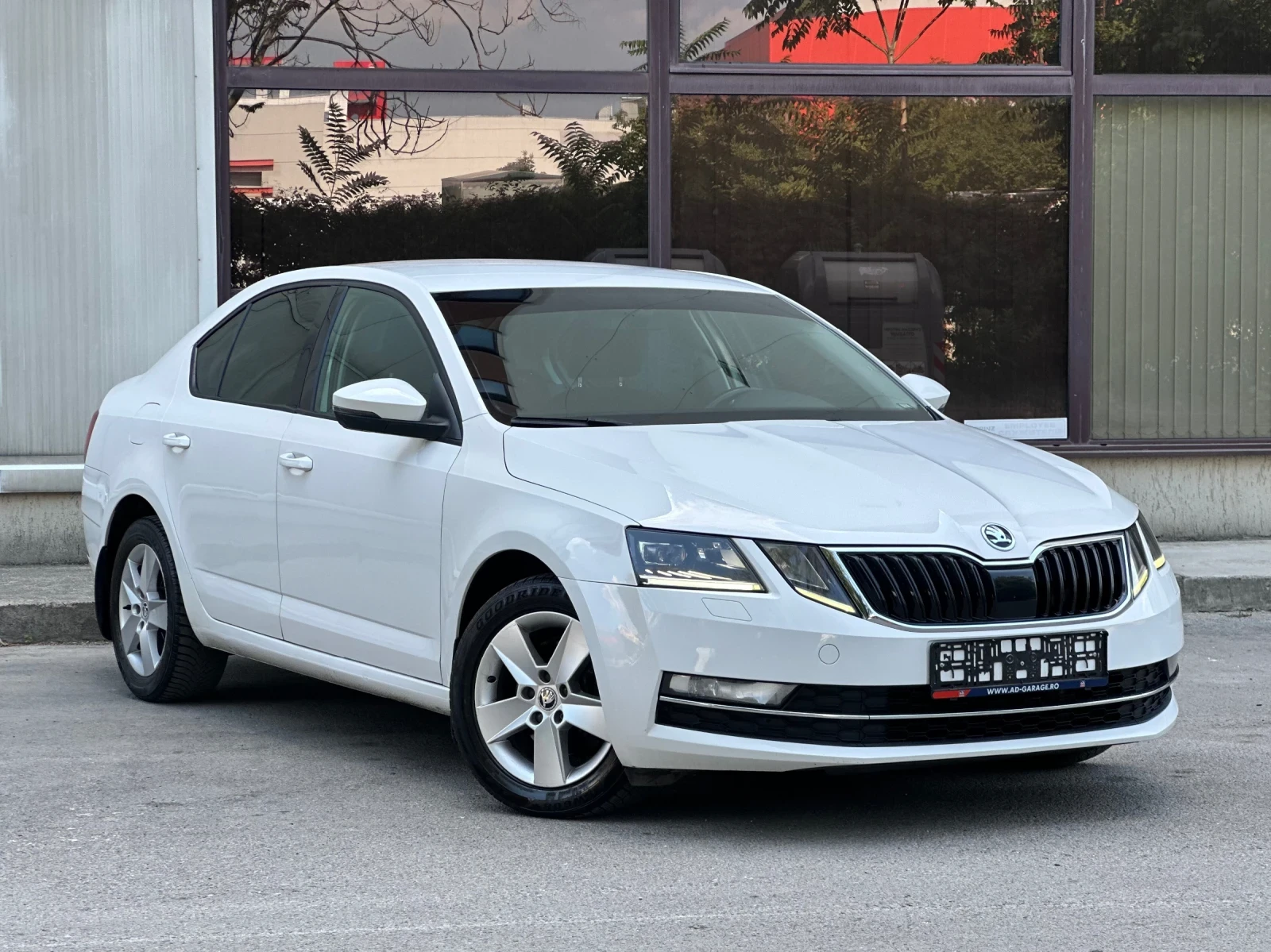 Skoda Octavia FACELIFT/2.0TDi/DSG6/FULL/MAX/НОВ МАХОВИК/ПОРЪЧКОВ, снимка 2 - Автомобили и джипове - 55596772