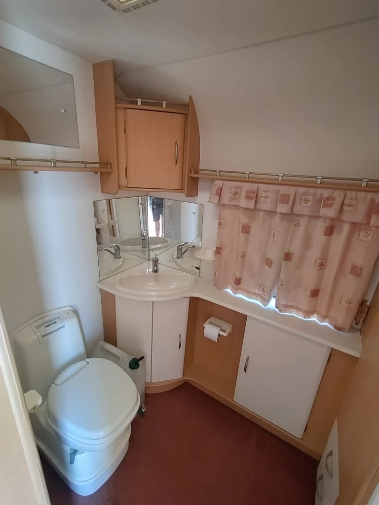 Каравана Coachmen Amara 520/4, снимка 11 - Каравани и кемпери - 54170539