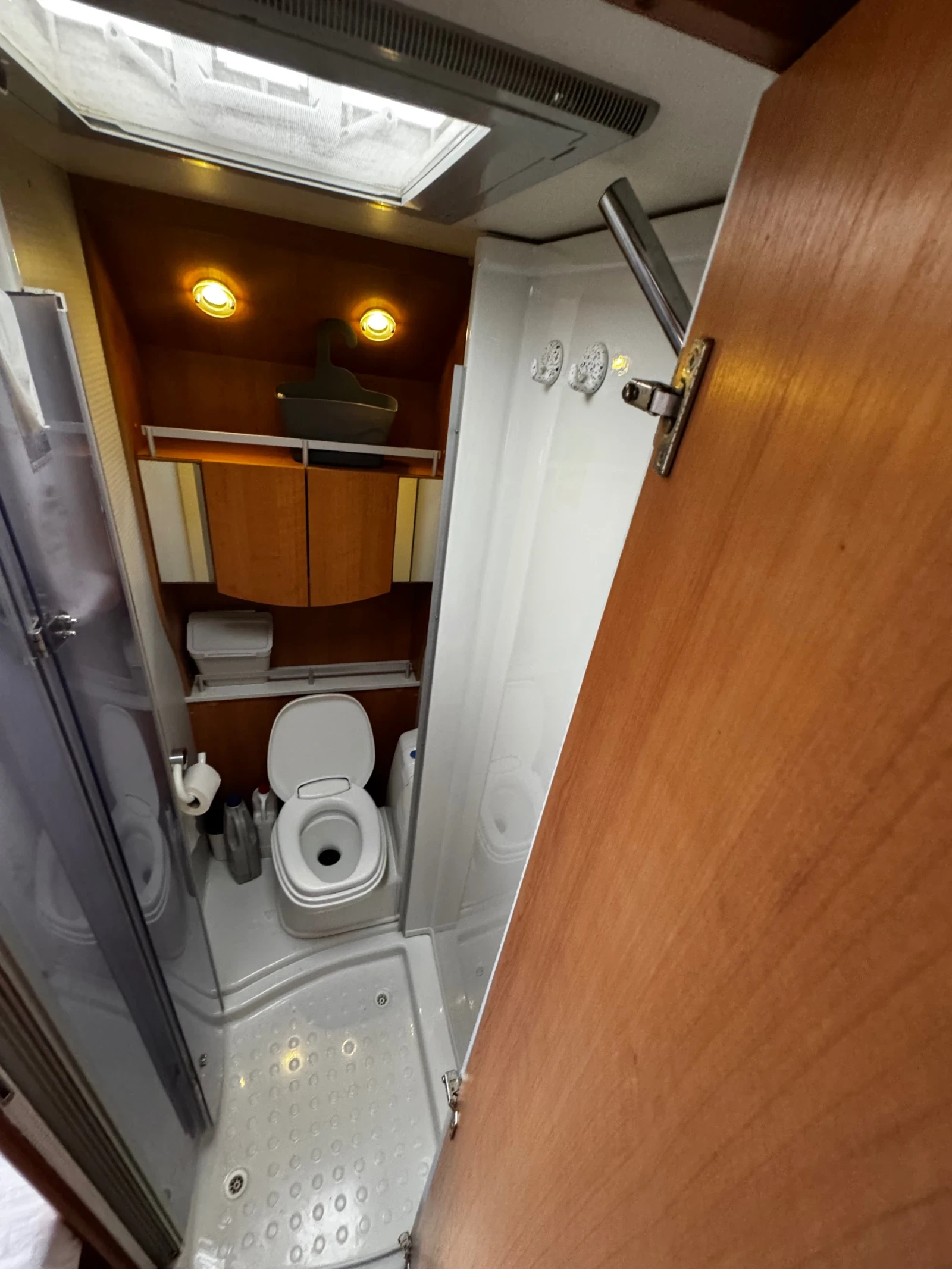 Каравана Knaus Knaus 550 мувър, СОЛАРНА система с lifePO4 акум. - изображение 9