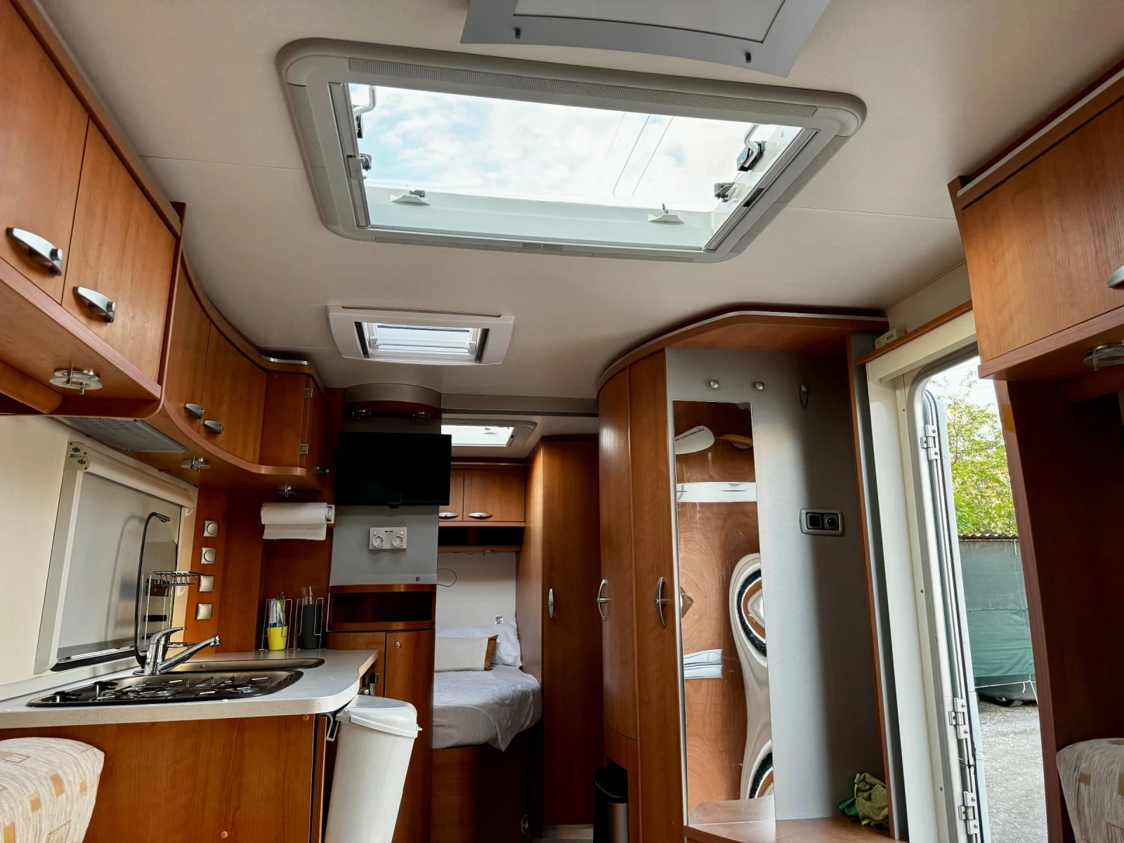 Каравана Knaus Knaus 550 мувър, СОЛАРНА система с lifePO4 акум. - изображение 5