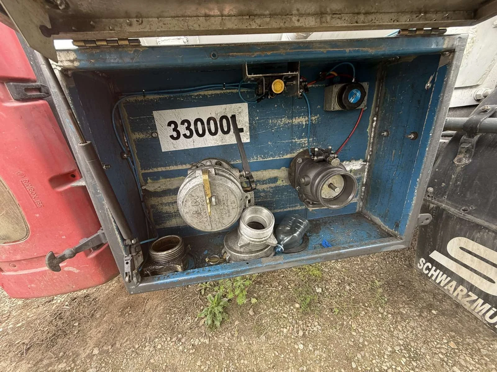 Полуремарке Schwarzmuller DIESEL 33000л, снимка 8 - Ремаркета - 54252633