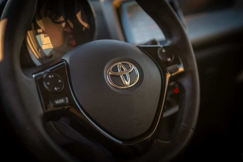 Toyota Aygo FULL екстри, страхотна дамска кола, снимка 11 - Автомобили и джипове - 51819113