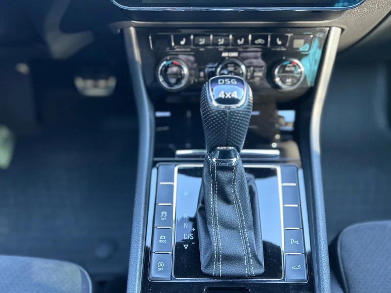 Skoda Superb 2.0 TDI 4X4 SPORTLINE, снимка 12 - Автомобили и джипове - 52951579