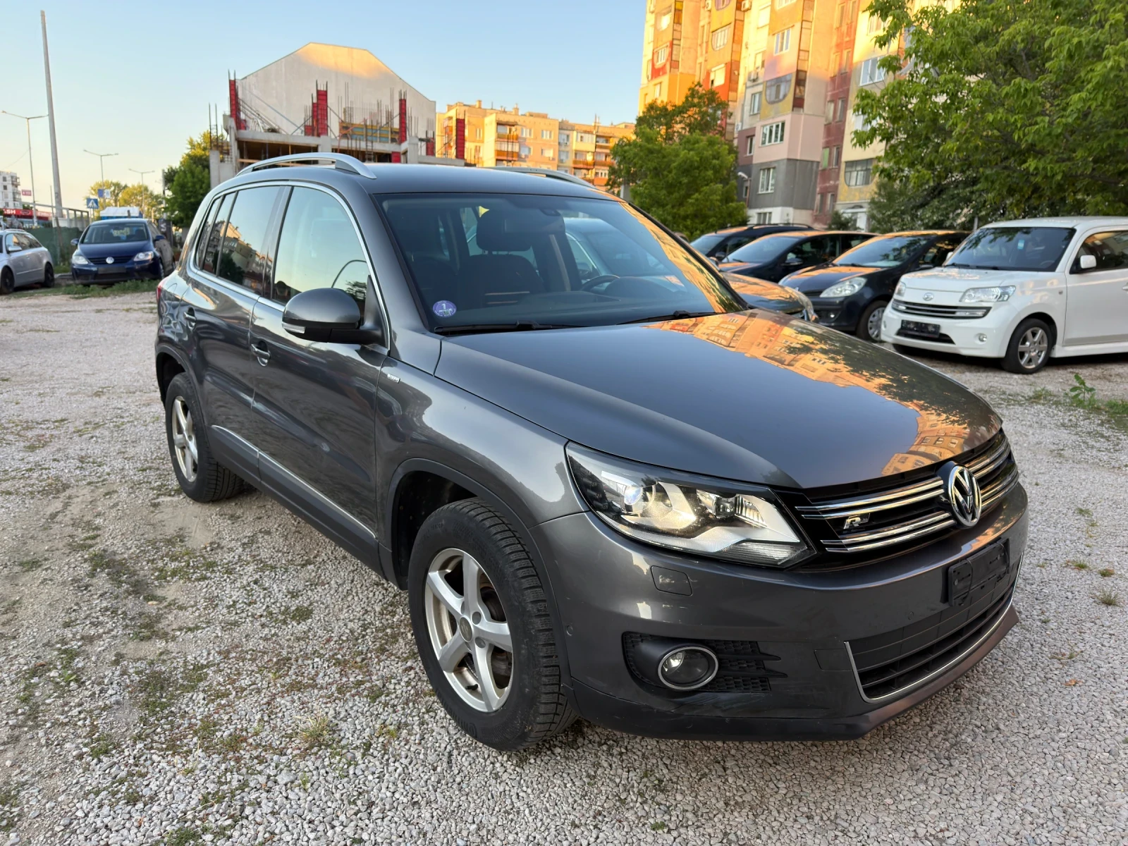 VW Tiguan 2.0Б R-LINE 4-MOTION, снимка 8 - Автомобили и джипове - 51515085