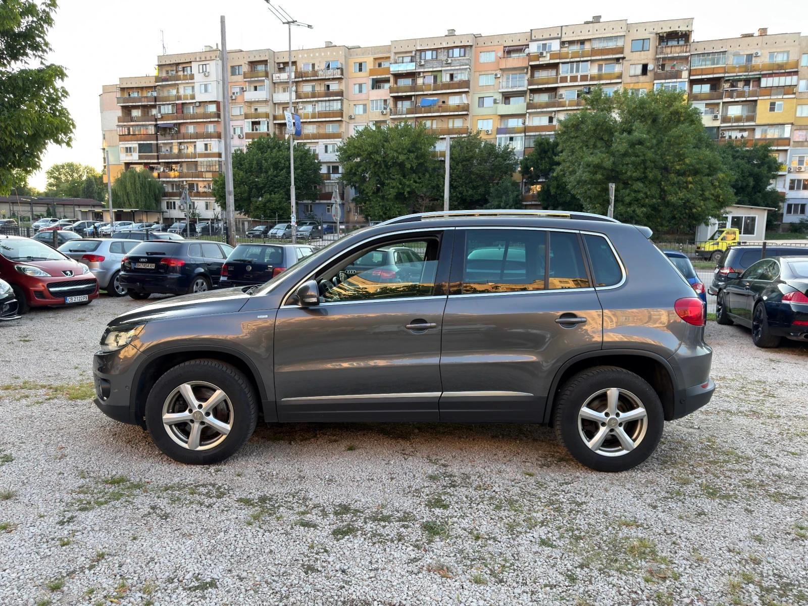 VW Tiguan 2.0Б R-LINE 4-MOTION, снимка 3 - Автомобили и джипове - 51515085