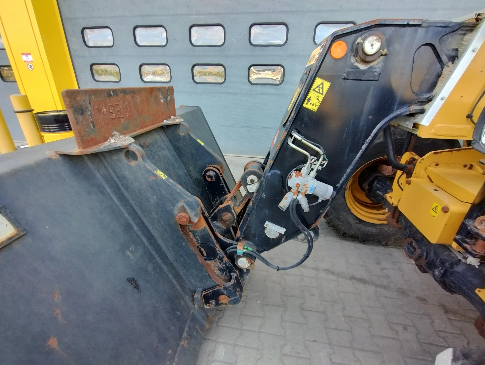 Телескопичен товарач Caterpillar 408D - изображение 8