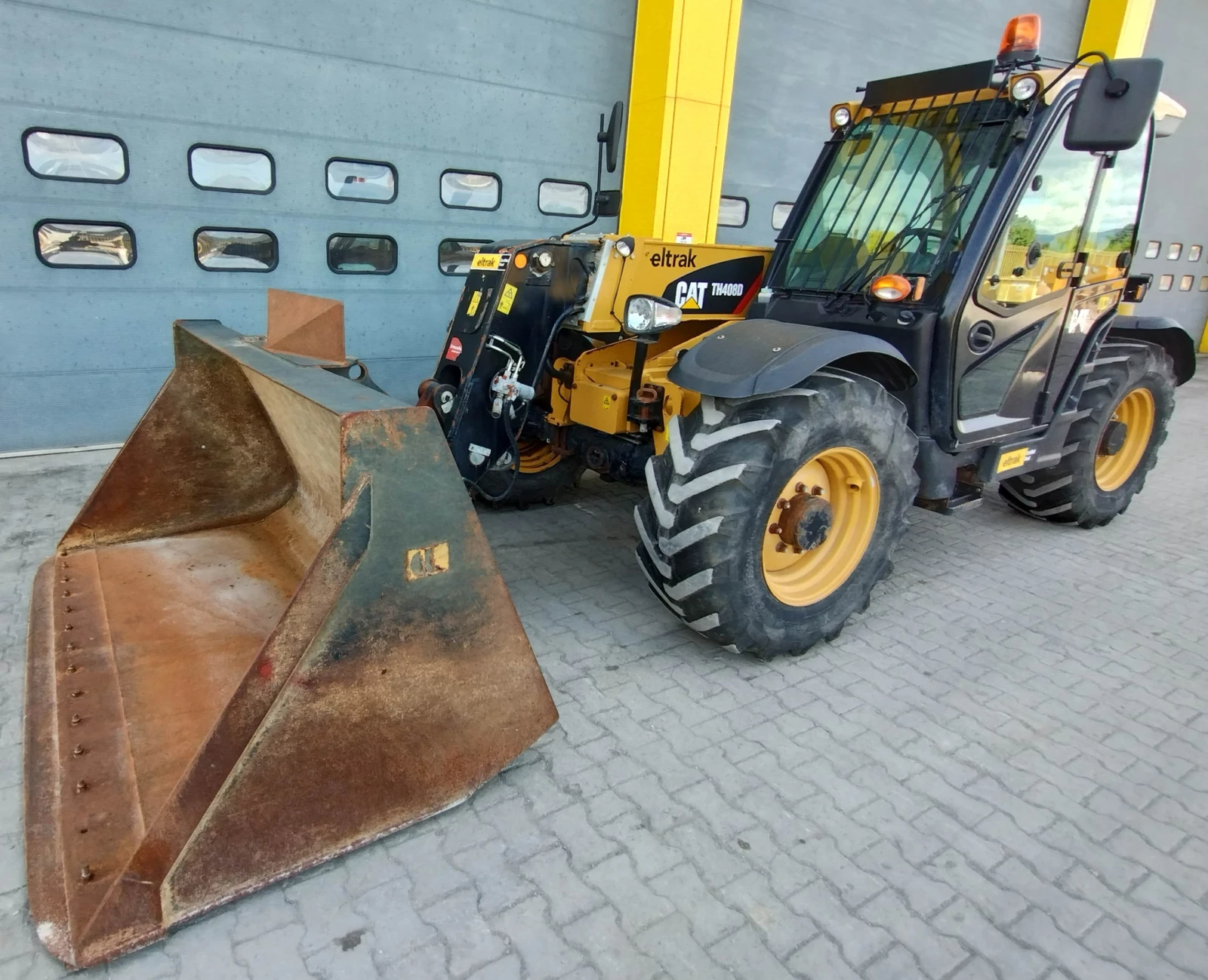 Телескопичен товарач Caterpillar 408D - изображение 2