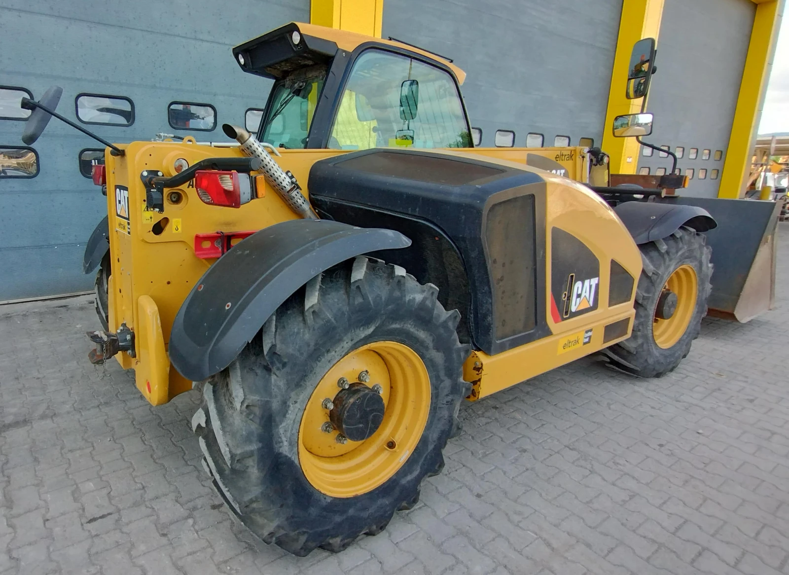 Телескопичен товарач Caterpillar 408D - изображение 4