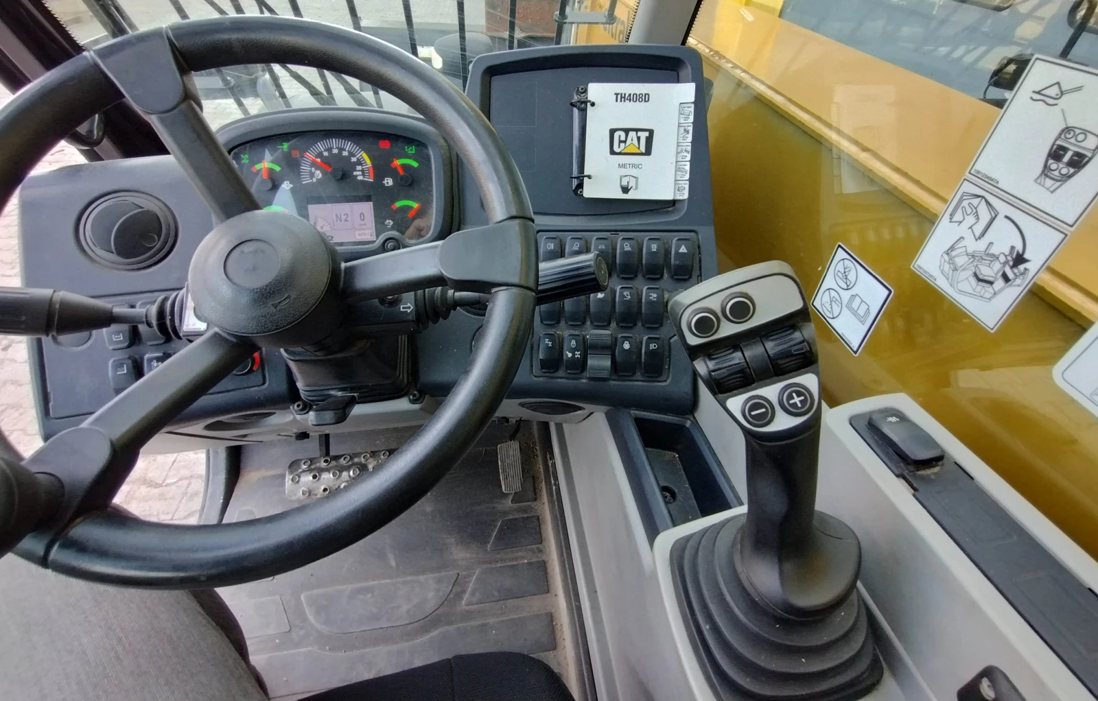 Телескопичен товарач Caterpillar 408D - изображение 10