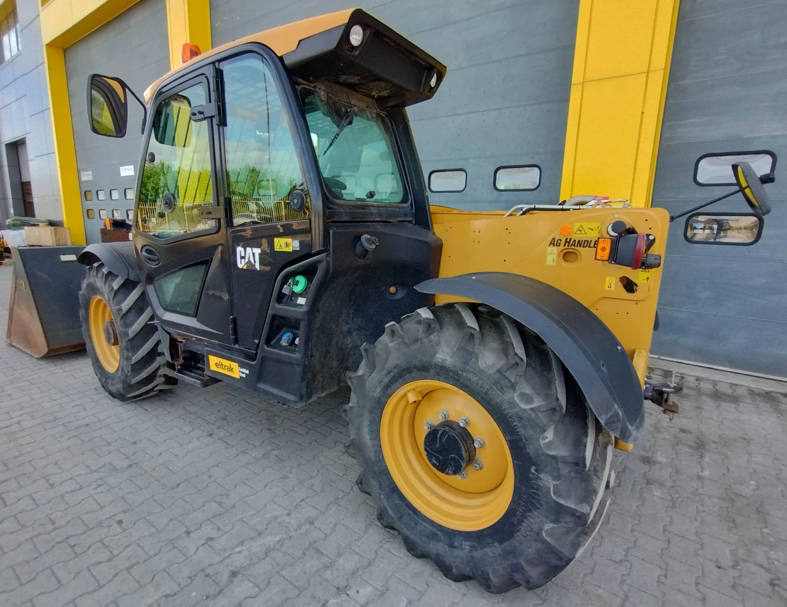 Телескопичен товарач Caterpillar 408D - изображение 3