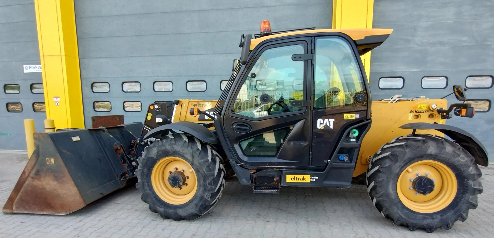 Телескопичен товарач Caterpillar 408D - изображение 5