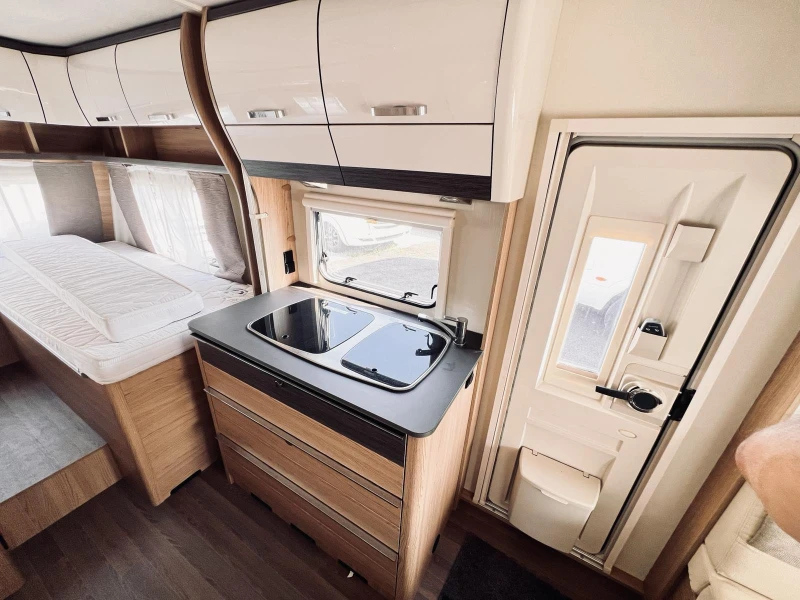 Каравана Burstner Averso Plus 520 6 местна Kиматик Мувър Тента, снимка 12 - Каравани и кемпери - 51141704