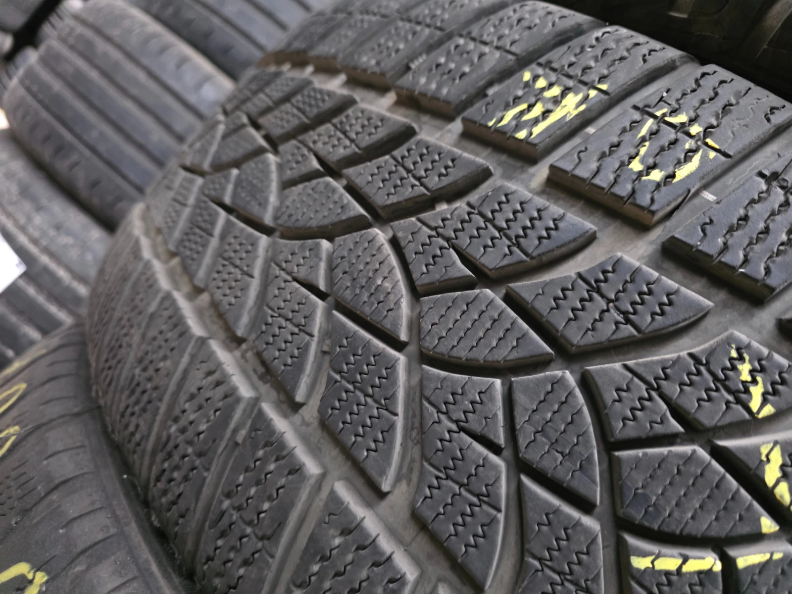 Гуми Зимни 265/40R20, снимка 2 - Гуми и джанти - 54174311