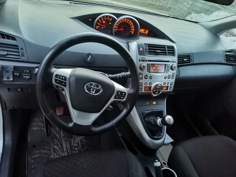 Toyota Verso 2.0 D4D, снимка 6 - Автомобили и джипове - 49410428