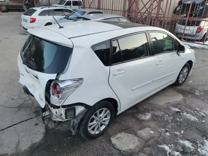 Toyota Verso 2.0 D4D, снимка 4 - Автомобили и джипове - 49410428