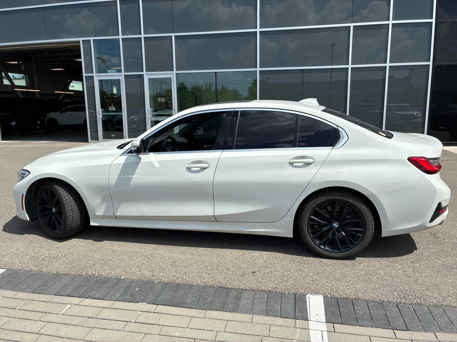 BMW 330 xDrive * АВТОКРЕДИТ * ГЛАВНО ПРЕДСТАВИТЕЛСТВО, снимка 3 - Автомобили и джипове - 55802956